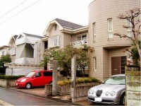 戸建て感覚22帖の吹き抜けLDKで開放感◎
2026年06月キッチン入替、AC２台新設（２Ｆ）、照明ＬＥＤ化（居室・K）、一部クロス貼替、洋室２屋床貼替、人工芝入替