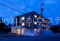 ネット無料 オートロック防犯カメラ付で内部廊下なのでお部屋の出入りが安心できます。
融雪付き駐車場 ペアサッシ サンルーム付き