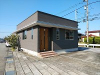 事務所やサロンなどに♪融雪付きP。駐車場は2台分で11,000円(税込)。業種ご相談ください。
※水道料は業種により請求が異なります。