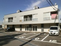 市民病院・スーパーまで８０ｍ　日当たりの良い南向きのお洒落な白い格子窓♪
国道４１号線にアクセス良く、市民病院敷地内のバス停もあり移動しやすい場所です

