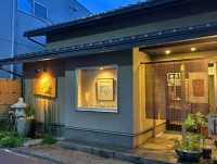 大通りに面した蕎麦店居抜き物件です。
厨房設備・什器・小上がり座卓・テーブル・椅子・エアコン3基(ビルトイン1，壁付2)、トイレ等すべて残置物ですが、そのままお使いになれます。
入居にあたり不要なものは撤去可能。
店舗裏に駐車場9台分あり(税込65,000円)　※近隣Ｐ借りる際は一括。