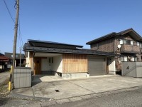 駐車場4台以上(ガレージ1台、屋根下1台)、EVコンセントあり。浴室広々1.25坪。トイレ2カ所。ペット犬2匹まで相談可(犬種による。飼育の場合、賃料 +5,000円/月)。朝菜町・堀川町公園まで110m。蜷川小学校まで550m。