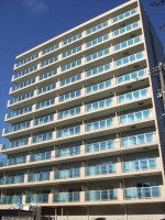 富山内線安野屋停徒歩２分、車なら東西南北移動に便利。　立体P空きあり（長さ４．８ｍ、巾１．８５ｍ、高さ１．８ｍまで）１Ｆにはコンビニがあり便利です。平置きＰは空き要確認。
オートロック　防カメ