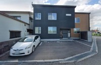 ネット無料の築浅最上階角部屋♪オートロック・防犯カメラ・TVモニターホンで防犯対策◎
南富山駅徒歩3分以内で、中心部や駅周辺への移動に便利。
周辺には商業施設が多く生活しやすい環境です。