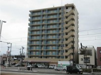 ２０２６年８月末まで賃料減額キャンペーン中！
富山内線安野屋停徒歩１分、車なら東西南北移動◎　１Ｆにはコンビニ。立体Ｐは空きあり。