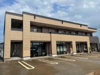 広い前面道路と融雪駐車場で出入りが楽です。有沢線やR41へのアクセスが良く移動しやすい立地です。
リビングと洋室にまたがる広いバルコニーは開放感があります。